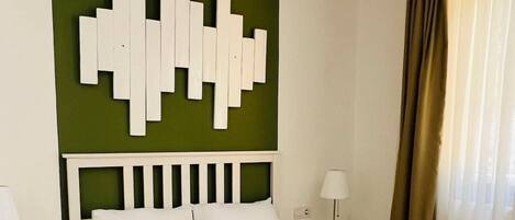 1 bedroom, Egyptian cotton sheets, premium bedding, down comforters