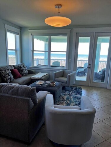 Top Floor front row amazing Ocean views condo
6 min walk to the private beach