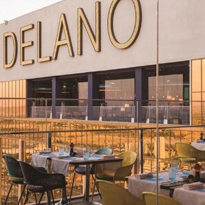 Outdoor dining - Luxury 1 Bedroom Suite at DELANO+ Living Room with Couch + 2 restrooms +Parking  (Las Vegas)
