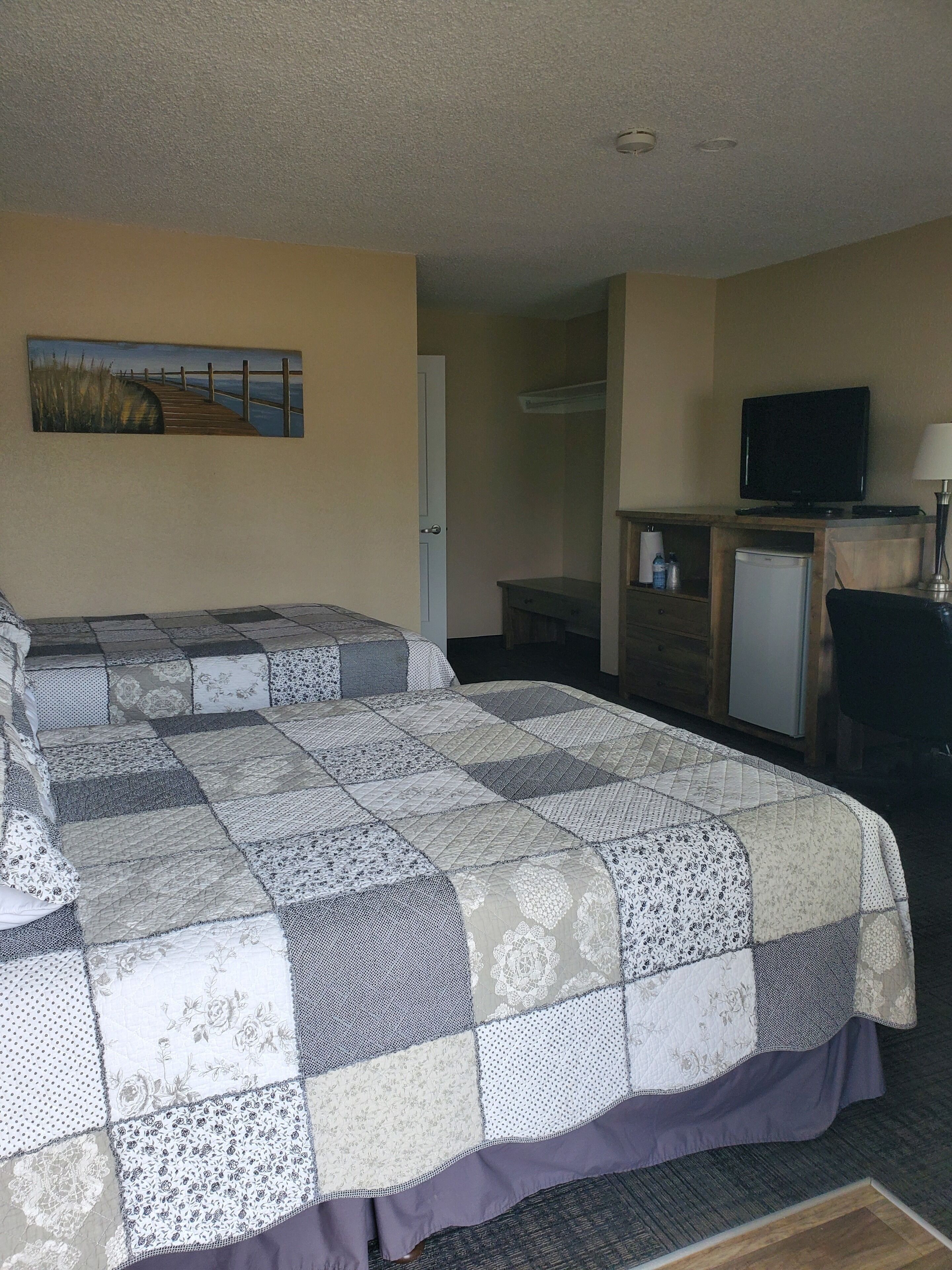 Escritorio, espacio para trabajar con laptop y cortinas blackout 