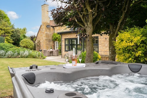 Large family friendly Manor House with hot tub - sleeps 10 guests  in 5 bedrooms
