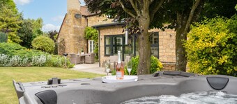 Large family friendly Manor House with hot tub - sleeps 10 guests  in 5 bedrooms