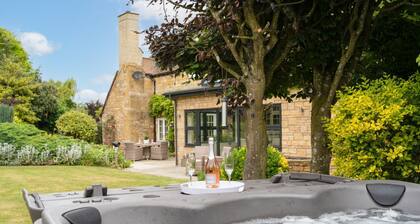 Large family friendly Manor House with hot tub - sleeps 10 guests in 5 bedrooms