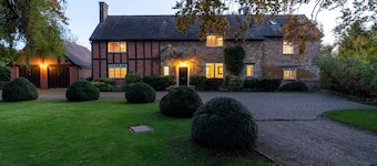 Large family friendly Manor House with hot tub - sleeps 10 guests in 5 bedrooms