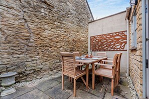 Outdoor dining - Cotswold holiday cottage with excellent central location - Masters House (Stow-on-the-Wold)