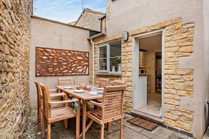 Outdoor dining - Cotswold holiday cottage with excellent central location - Masters House (Stow-on-the-Wold)