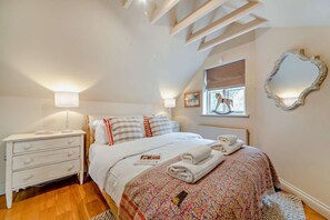 2 bedrooms, iron/ironing board, travel cot, WiFi - Cotswold holiday cottage with excellent central location - Masters House (Stow-on-the-Wold)