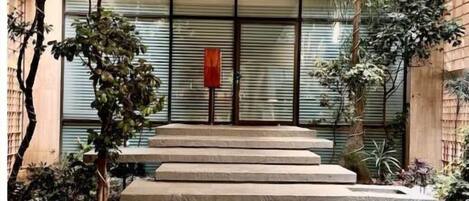 المنطقة المحيطة بالمنشأة