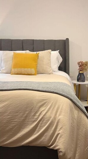 3 habitaciones, escritorio, tabla de planchar con plancha y wifi gratis