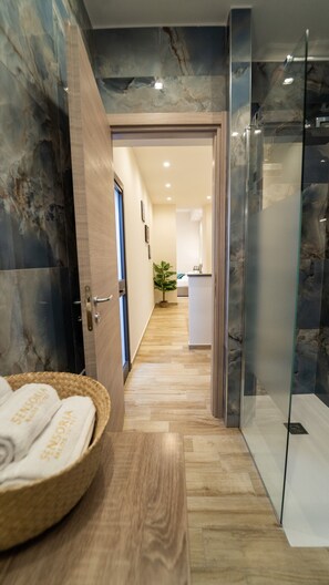 Suite clásica | Baño | Bañera de hidromasaje y artículos de higiene personal gratuitos