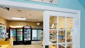 Gift shop - Deluxe Disney Area 3BD 2BA at Bahama Bay Resort and Spa (Polk County)