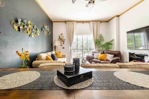 Una televisión, una chimenea, una impresora