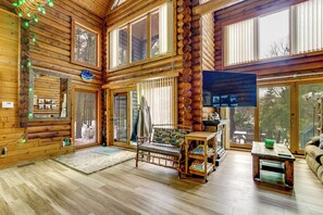 TV, fireplace, books, stereo - Magical Metamora Cottage w/ Fire Pit, Pond, Deck! (Metamora)