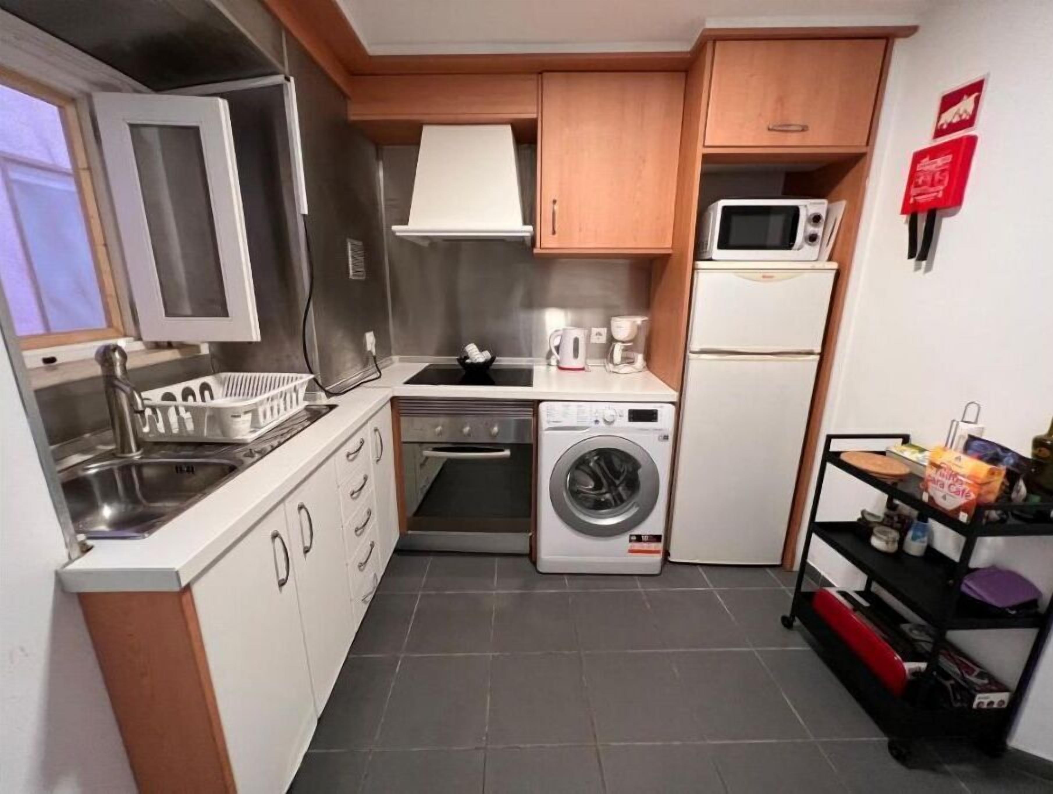 Geladeira, fogão, cooktop, cafeteira/chaleira