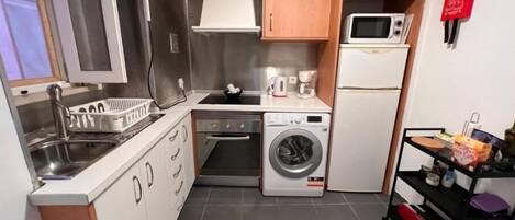 Refrigerador, horno, parrilla de estufa y cafetera y tetera