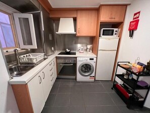 Kühlschrank, Ofen, Herdplatte, Wasserkocher mit Kaffee-/Teezubehör