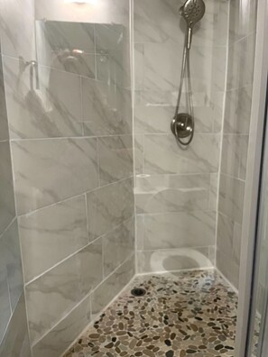 Een douche, een haardroger, handdoeken, zeep
