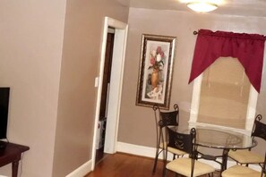 Dining - Windsor Lofts 2 (Roanoke)