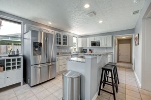 Fridge, microwave, oven, stovetop - 4/2 Walk to the beach and restaurant/bar district! (Jacksonville Beach)