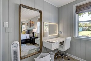 4 bedrooms, desk, iron/ironing board, travel cot - 4/2 Walk to the beach and restaurant/bar district! (Jacksonville Beach)