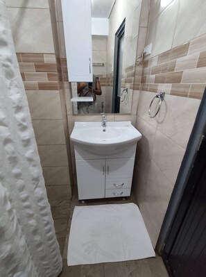 Dusche, Bidet, Handtücher, Toilettenpapier