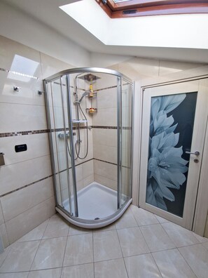 Doccia, asciugacapelli, bidet, asciugamani