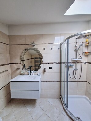 Shower, hair dryer, bidet, towels