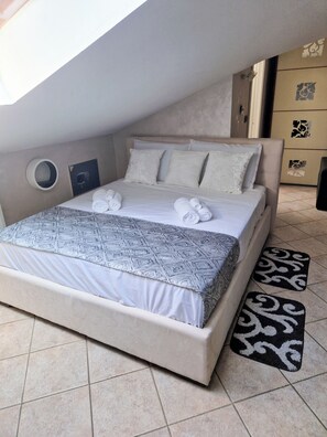 1 bedroom, desk, free WiFi, bed sheets