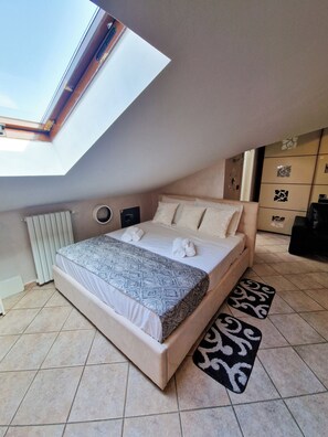 1 bedroom, desk, free WiFi, bed sheets