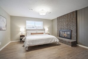 4 habitaciones, escritorio y tabla de planchar con plancha 
