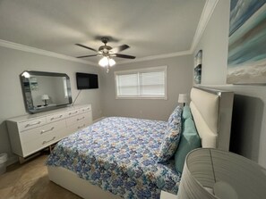 1 dormitorio, tabla de planchar con plancha, wifi y ropa de cama