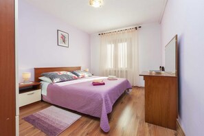 1 quarto, Wi-Fi de cortesia, roupa de cama