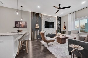 Smart TV - Honky Tonk Central/9 Beds (Nashville)