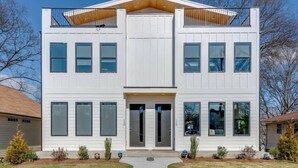 Exterior - One Mile to Broadway/2 Rooftop Decks/9 Beds (Nashville)