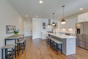 Private kitchen - One Mile to Broadway/2 Rooftop Decks/9 Beds (Nashville)