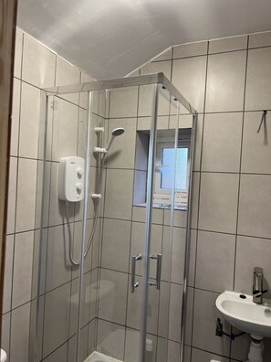 ห้องเอ็กซ์คลูซีฟดับเบิลสำหรับพักเดี่ยว | ห้องน้ำ | ฝักบัว, ของใช้ในห้องน้ำฟรี, ไดร์เป่าผม, ผ้าเช็ดตัว