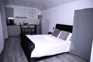 ห้องเอ็กซ์คลูซีฟดับเบิลสำหรับพักเดี่ยว | เครื่องนอนระดับพรีเมียม, Wi-Fi ฟรี, ผ้าปูที่นอน