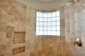 Dusche, Haartrockner, Shampoo