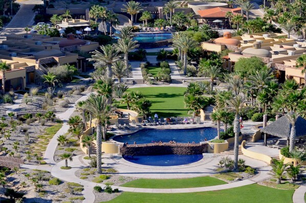 Alberca al aire libre y alberca climatizada