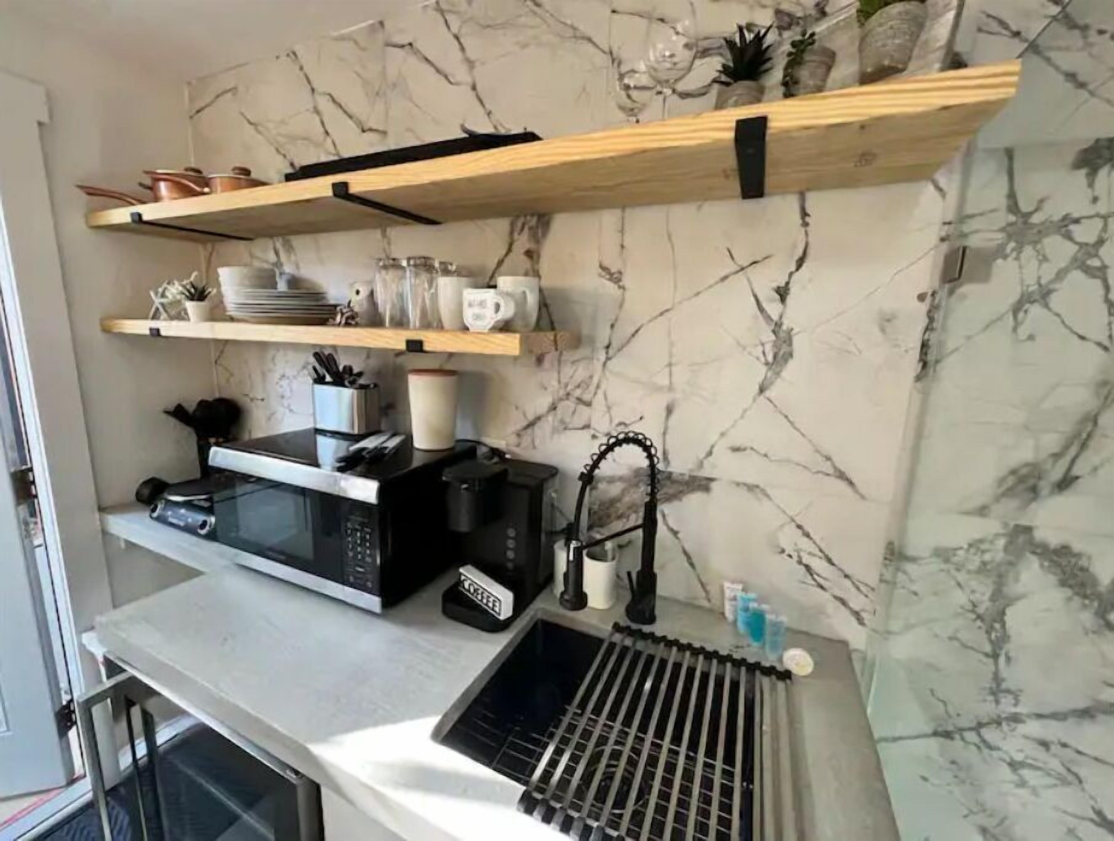 Réfrigérateur, four à micro-ondes, un four, surface de cuisson