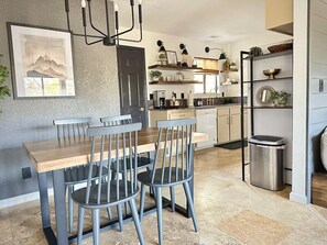 Dining - Prime location *Yosemite Expedition* by Casa Oso (Oakhurst)
