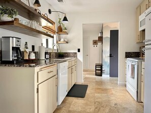 ثلاجة، ميكروويف، فرن، موقد طهي مسطح