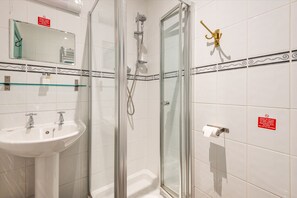 Habitación superior | Baño | Regadera, secadora de cabello, toallas, jabón 
