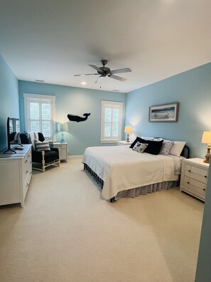 3 makuuhuonetta, työpöytä, ilmainen Wi-Fi, vuodevaatteet