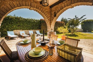 Outdoor dining - 3 BD villa with extra large pool and garden (Sv. Lovreč)