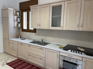 Fridge, microwave, oven, stovetop - Casa di Rosaria - Ground Floor - Cozy newly renovated house (Depressa)