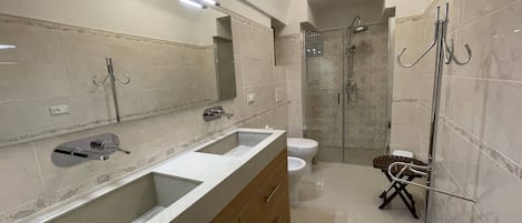 Douche, sĂšche-cheveux, bidet, serviettes fournies