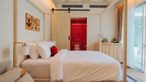 Ein Hotelzimmer mit einem großen Bett, einem Nachttisch mit Lampe, einem durch eine geöffnete Tür einsehbarer roter Badezimmereinrichtung und einem mit Vorhängen versehenen Fenster.