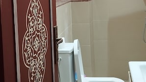 Un baño con inodoro, ducha y lavamanos.