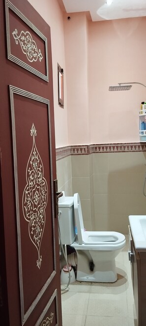 Douche, serviettes fournies, savon, shampoing